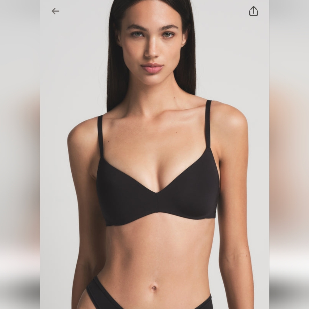 SKIMS Wireless Form Pushup Plunge Bra in Onyx